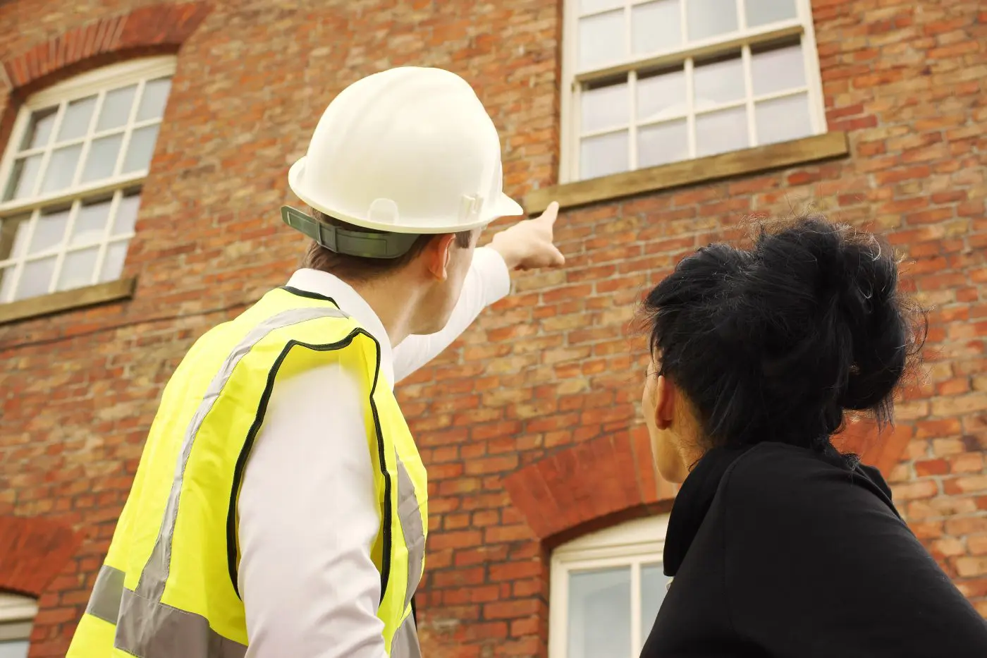 Engineer,showing,the,window,to,the,woman